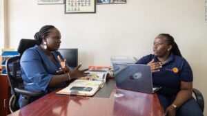 Olive Namazzi, représentante du Conseil local V de Kampala, en interaction avec Irene Mwenda, directrice des initiatives stratégiques chez Pollicy, dans les bureaux de la mairie de Kampala, en Ouganda.