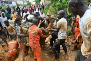 De fortes pluies en Côte d'Ivoire ont causé la mort d'une trentaine de personnes depuis début avril, indiquant une saison des pluies particulièrement intense, a déclaré mercredi le porte-parole du gouvernement ivoirien Amadou Coulibaly.