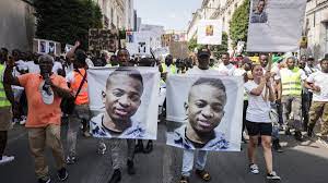 Le corps d'un Guinéen de 19 ans tué lors d'un contrôle routier le 14 juin dans le sud-ouest de la France a été reçu mercredi soir à Conakry par sa famille et les autorités, qui ont appelé à ce que justice soit faite, a constaté un journaliste de l'AFP.  