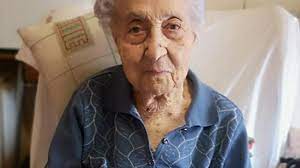 La personne la plus âgée en mai 2023 est María Branyas Morera. Elle a 116 ans. Né le 4 mars 1907, le supercentenaire américano-espagnol est la personne la plus âgée du monde. Elle vit actuellement dans une maison de retraite à Olot, en Catalogne, en Espagne, et gère même son propre compte Twitter