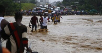 De fortes pluies en Côte d'Ivoire ont causé la mort d'une trentaine de personnes depuis début avril, indiquant une saison des pluies particulièrement intense, a déclaré mercredi le porte-parole du gouvernement ivoirien Amadou Coulibaly.