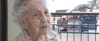 La personne la plus âgée en mai 2023 est María Branyas Morera. Elle a 116 ans. Né le 4 mars 1907, le supercentenaire américano-espagnol est la personne la plus âgée du monde. Elle vit actuellement dans une maison de retraite à Olot, en Catalogne, en Espagne, et gère même son propre compte Twitter