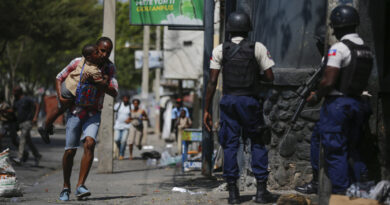 Des milliers d'Haïtiens ont fui leurs maisons à Port-au-Prince au milieu de la montée en flèche de la violence des gangs qui a tué plus de 2 400 personnes jusqu'à présent cette année. L'ONU a déclaré que 5 000 personnes ont fui le quartier de Carrefour-Feuilles de la capitale cette semaine après que des membres de gangs ont pris le contrôle.