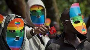 La nouvelle législation anti-gay de l’Ouganda persécute la communauté LGBTQI, selon les avocats des droits de l’homme. Depuis que la nouvelle loi a été promulguée en mai, ils affirment être devenus la cible de violences et se retrouver sans abri parce que les propriétaires ont trop peur pour les autoriser à louer.