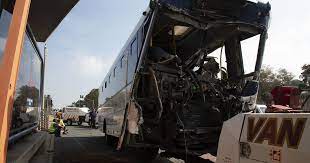 Au moins 20 personnes - pour la plupart des mineurs - ont été tuées dimanche dans la province sud-africaine du Limpopo après qu'un bus dans lequel elles voyageaient a pris feu à la suite d'une collision frontale avec un camion, ont rapporté les médias officiels.