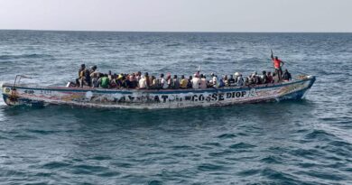 La marine sénégalaise a arrêté mercredi le voyage de 118 migrants irréguliers au large des côtes du pays, dernière d'une série d'interceptions de pirogues tentant de rejoindre l'Europe, a indiqué le service d'information des forces armées.