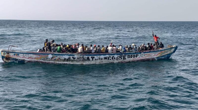 La marine sénégalaise a arrêté mercredi le voyage de 118 migrants irréguliers au large des côtes du pays, dernière d'une série d'interceptions de pirogues tentant de rejoindre l'Europe, a indiqué le service d'information des forces armées.