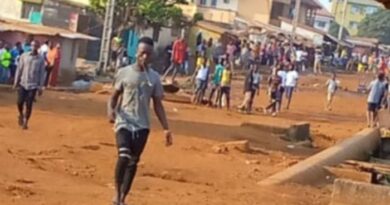 Tronçon Cosa-Hamdalaye : les jeunes manifestent contre le délestage électrique et la cherté de la vie