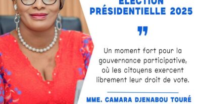 L’élection présidentielle du 28 décembre 2025 s’inscrit dans un dispositif encadré par la loi électorale guinéenne, qui garantit que le suffrage est universel, libre, égal et secret. Ce cadre légal vise à offrir aux citoyens un processus clair et transparent, renforçant leur confiance dans la gouvernance publique. Comprendre ces mécanismes permet d’appréhender l’importance de la participation citoyenne. La Direction Générale des Élections (DGE), chargée de l’organisation technique et de la supervision des opérations électorales sur l’ensemble du territoire national, supervise la formation des agents, la gestion du fichier électoral, la production et la distribution du matériel de vote. Grâce à son autonomie opérationnelle, elle assure l’uniformité du processus sur tout le territoire, même dans les zones difficiles d’accès. Le contrôle citoyen du vote constitue un pilier de transparence. Les délégués des candidats et les observateurs officiellement accrédités peuvent suivre chaque étape du scrutin. Cette présence permet de documenter les opérations et de rassurer les électeurs sur l’intégrité des résultats, comme cela a été recommandé lors des scrutins précédents. La sécurisation du matériel électoral occupe également une place centrale. Avant l’ouverture des opérations, les urnes doivent être présentées vides puis scellées publiquement, et les bulletins doivent être identiques pour tous. La vérification de l’identité des électeurs contribue aussi à prévenir les doublons ou tentatives d’usurpation. Les médias, protégés dans leur rôle d’information, accompagnent ce processus en relayant des contenus officiels et pédagogiques. Les organisations professionnelles comme l’UFSIIG participent à cette dynamique en couvrant les opérations et en publiant des communiqués, renforçant ainsi la transparence et la compréhension publique du scrutin. Ainsi, l’élection du 28 décembre 2025 repose sur un ensemble de garanties institutionnelles, techniques et civiques. En comprenant ces dispositifs, chaque électeur contribue à un exercice démocratique responsable et à la consolidation de la paix sociale. Union des Fondateurs des Sites internet d’information de Guinée (UFSIIG)