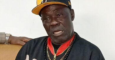 À 79 ans, la légende Bras Cassé refuse l’oubli : Un appel au Président de la République