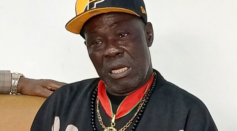 À 79 ans, la légende Bras Cassé refuse l’oubli : Un appel au Président de la République À 79 ans, la légende Bras Cassé refuse l’oubli : Un appel au Président de la République