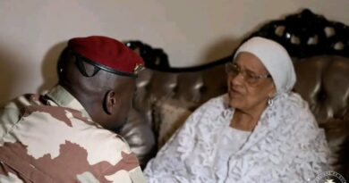 Décès de Hadja Andrée Touré : Mamadi Doumbouya présente ses condoléances à la famille de la défunte