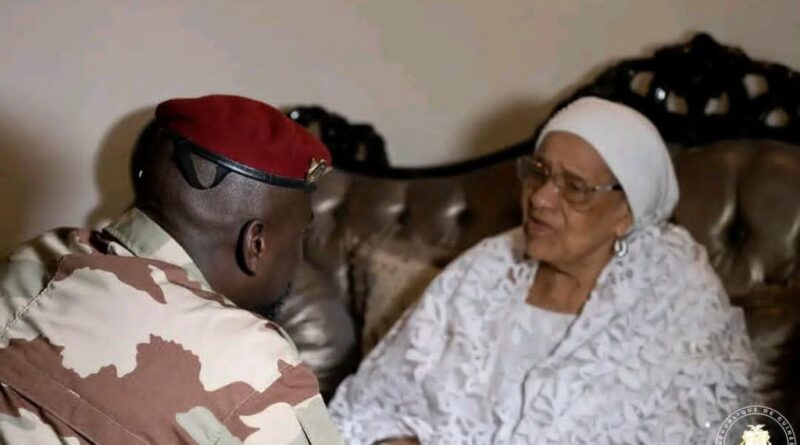 Décès de Hadja Andrée Touré : Mamadi Doumbouya présente ses condoléances à la famille de la défunte Décès de Hadja Andrée Touré : Mamadi Doumbouya présente ses condoléances à la famille de la défunte