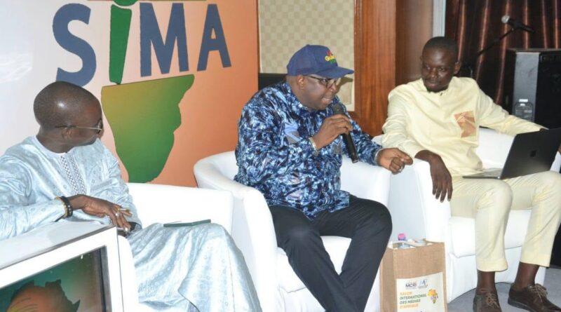 Le Directeur Général du quotidien national Horoya, Ibrahima Kone , ce vendredi lors du panel consacré aux modèles économiques des médias et des réseaux sociaux, au Grand Théâtre de Dakar Retour en images sur la prise de parole du directeur général du quotidien national Horoya, Ibrahima Kone , ce vendredi lors du panel consacré aux modèles économiques des médias et des réseaux sociaux, au Grand Théâtre de Dakar, dans le cadre du Salon international des médias d'Afrique (SIMA). Il a plaidé pour que le fonds souverain lié à Simandou 2040 puisse accompagner le développement des médias guinéens.